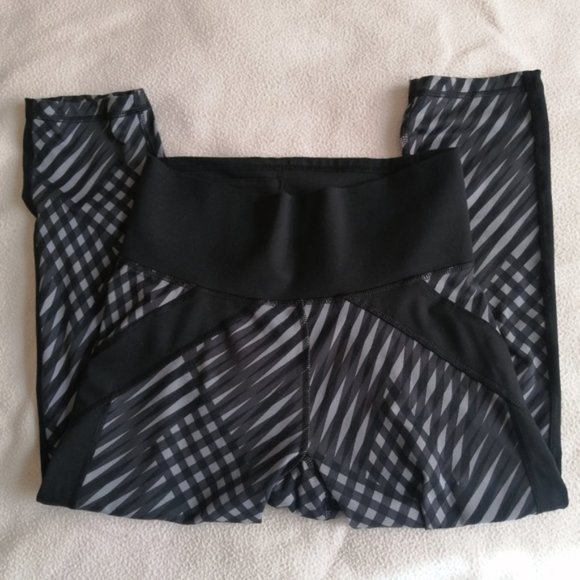 Adidas Gray & Black Printed High Rise Crop Capris Leggings - Picture 11 of 13